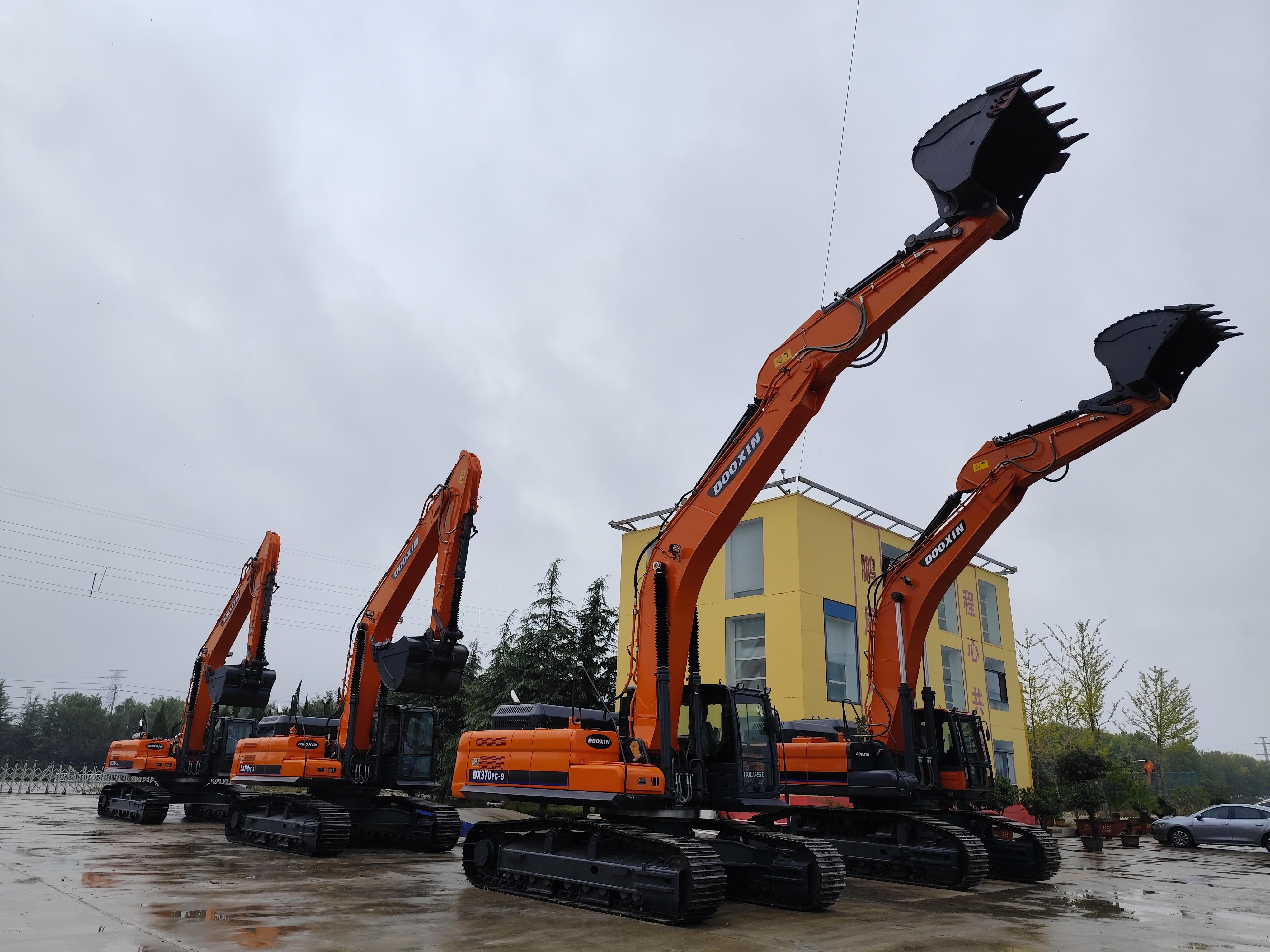 Ekuadorko bezeroen ordezkaritza bat bisitatzen ari da.