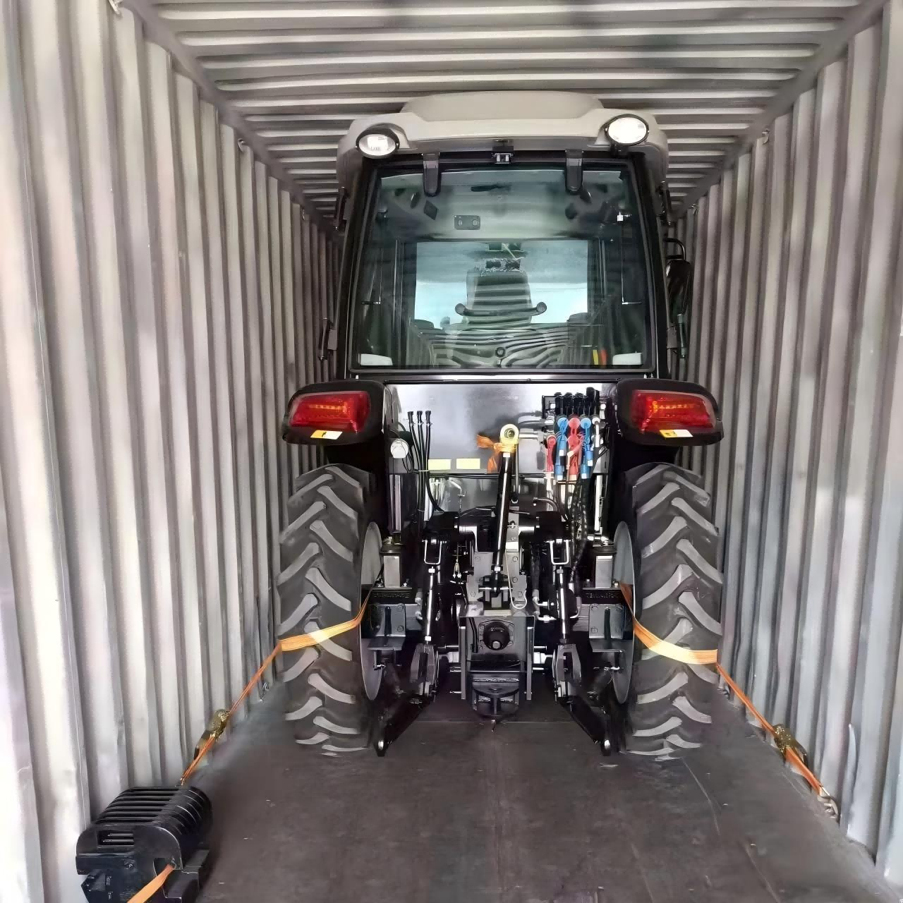 Panamako bezeroarentzat pertsonalizatutako 50 CVko traktorea entregatu da.